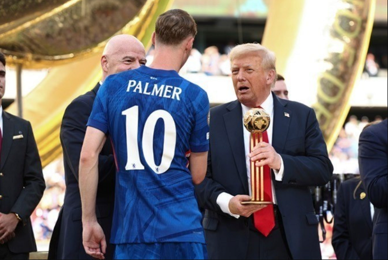 hinh-anh-cole-palmer-bat-tay-donald-trump-gay-bao